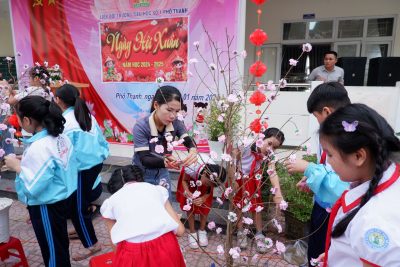 Tổ chức “Ngày Hội Xuân”.