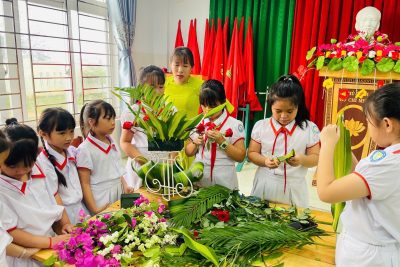 Ngoại khóa với chủ đề “Thiệp hồng tặng mẹ, hoa đẹp tặng cô”